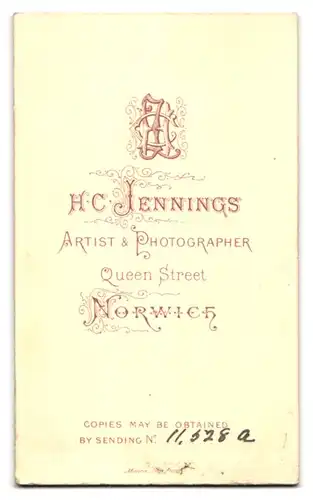 Fotografie H. C. Jennings, Norwich, Queen Street, Heranwachsendes Geschwisterpaar in feinsten Kleidern