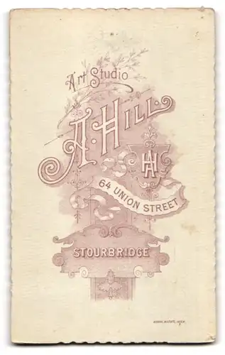 Fotografie A. Hill, Stourbridge, 64. Union Street, Kleines Mädchen im geklöppelten Karokleid