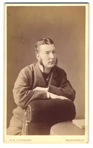Fotografie H. R. Sherbon, Newmarket, Wellington St., Junger Mann mit Backenbart auf einem Sessel lehnend