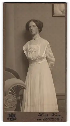 Fotografie Heinrich Hinz, Flensburg, Toosbüy-Strasse 15, Portrait Dame im weissen Kleid festlich gekleidet