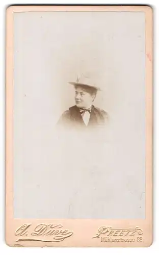 Fotografie A. Duve, Preetz, Mühlenstr. 88, Portrait Dame mit Hut trägt Pelzmantel