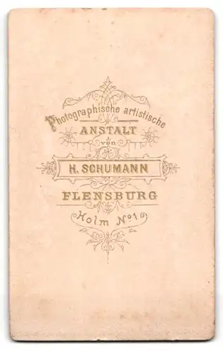 Fotografie H. Schumann, Flensburg, Holm 1, Portrait Herr mit Schnauzbart im Anzug