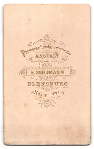 Fotografie H. Schumann, Flensburg, Holm 1, Portrait junge Dame mit geflochtenem Haar & Schmuck