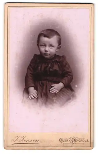 Fotografie J. Jensen, Quern-Dingholz in Angeln, Kleinkind im schwarzen Kleidchen