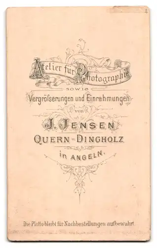 Fotografie J. Jensen, Quern-Dingholz in Angeln, Kleinkind im schwarzen Kleidchen