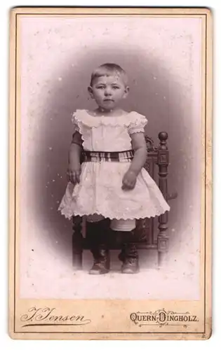 Fotografie J. Jensen, Quern-Dingholz in Angeln, Kleinkind im weissen Kleid auf Stuhl stehend