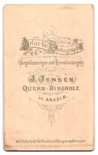 Fotografie J. Jensen, Quern-Dingholz in Angeln, Kleinkind im weissen Kleid auf Stuhl stehend