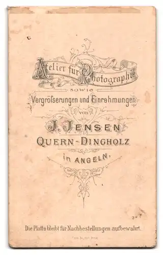 Fotografie J. Jensen, Quern-Dingholz in Angeln, Knabe im festlichen Gewand an Stuhl lehnend