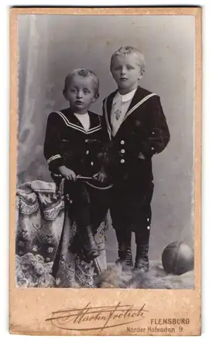 Fotografie Martin Fröhlich, Flensburg, Norderhofenden 9, Knaben im Matrosenanzug mit Reitgerte & Ball