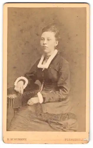 Fotografie H. Schumann, Flensburg, Holm 579, Portrait hübsche junge Dame im Sonntagskleid