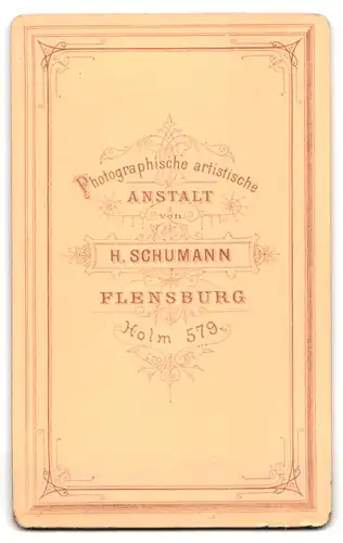 Fotografie H. Schumann, Flensburg, Holm 579, Portrait hübsche junge Dame im Sonntagskleid
