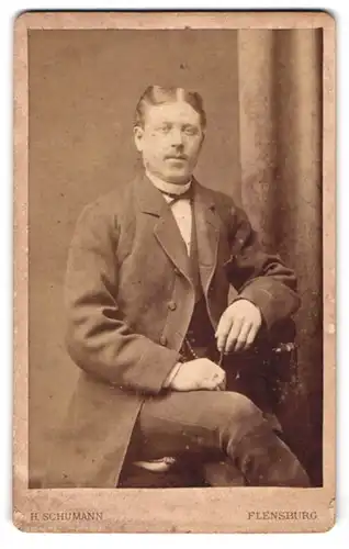Fotografie H. Schumann, Flensburg, Holm 1, Herr mit Mittelscheitel im modischen Anzug