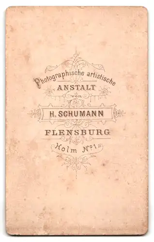 Fotografie H. Schumann, Flensburg, Holm 1, Herr mit Mittelscheitel im modischen Anzug