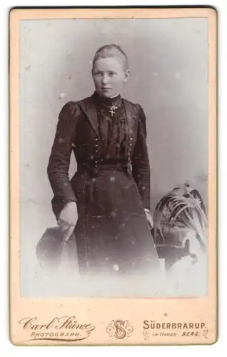 Fotografie Carl Stüwe, Süderbrarup, im Hause Berg, hübsche junge Dame im schwarzen Kleid mit Kreuz-Anhänger