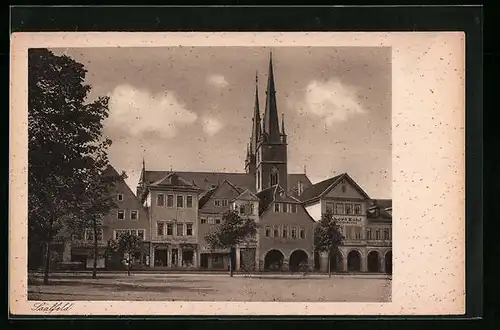 AK Saalfeld /Thüringen, Am Markt mit Geschäften und Kirche