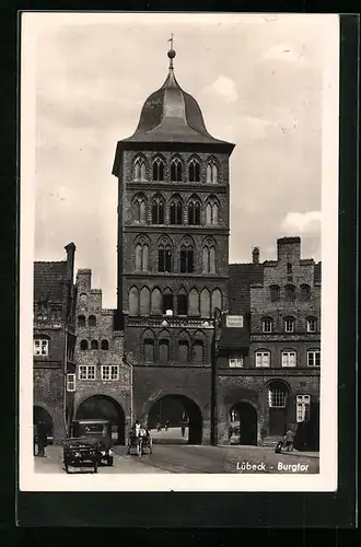 AK Lübeck, Kutsche vor dem Burgtor