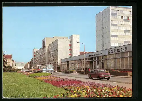 AK Neubrandenburg, Treptower Strasse mit Tanzgaststätte Kosmos