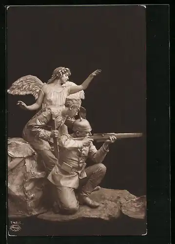 AK Menschen als Skulpturen, Schutzengel wacht über Soldaten