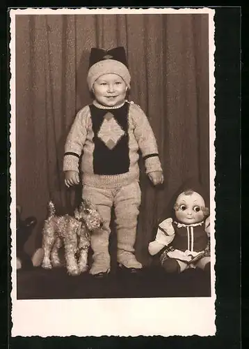 Foto-AK Kleinkind mit Spielzeug-Hund und Puppe