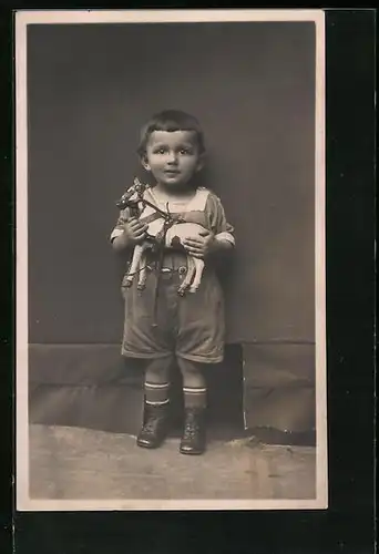 Foto-AK Süsses Kind mit Spielzeug-Pferd