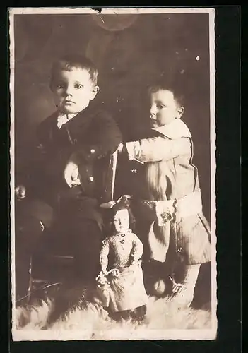 Foto-AK Kinder auf Fell mit Puppe