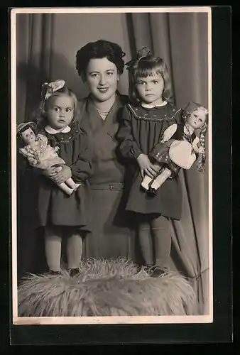 Foto-AK Mutter mit ihren Töchtern und Puppen