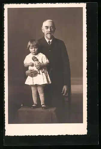 Foto-AK Mädchen mit Puppe und Grossvater