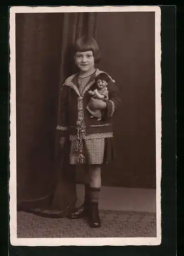 Foto-AK Mädchen mit Strickjacke und Puppe