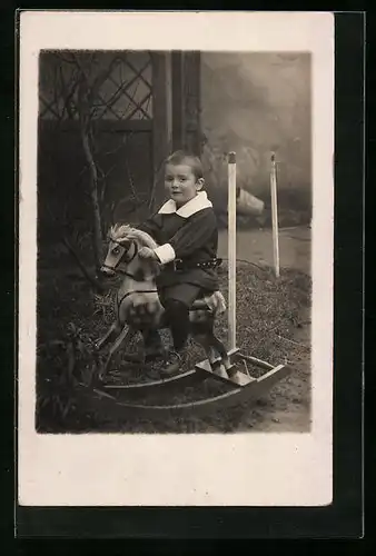 Foto-AK Kleinkind auf Spielzeugpferd