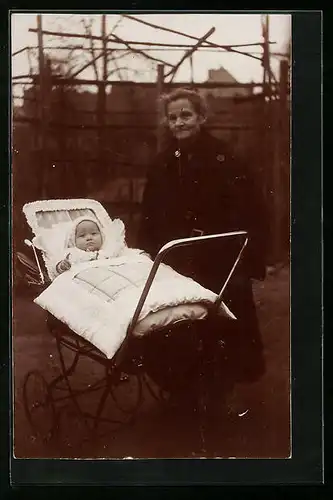 Foto-AK Ältere Dame mit Kleinkind gebettet im Kinderwagen