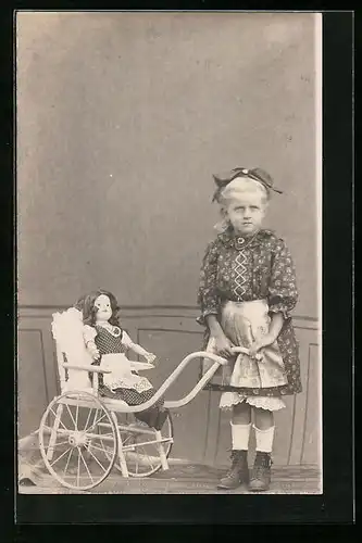 Foto-AK Mädchen mit Puppe im Spielzeugkinderwagen
