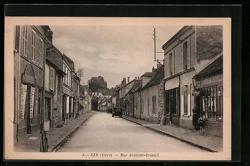 AK Ezy, Rue Aristide-Briand