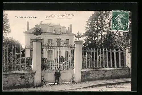 AK Thiberville, Knabe im Anzug vor einer umzäunten Villa