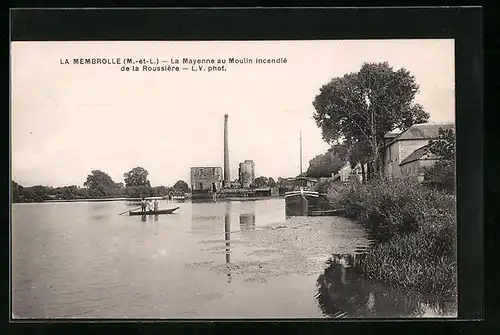 AK La Membrolle, La Mayenne au Moulin incendié de la Roussière