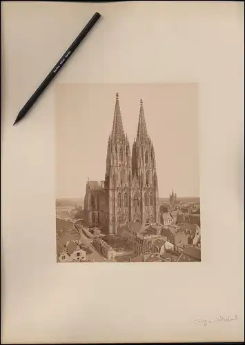 Fotografie unbekannter Fotograf, Ansicht Köln, Kölner Dom, Kathedrale mit umliegenden Gebäuden, Hotel St. Paul