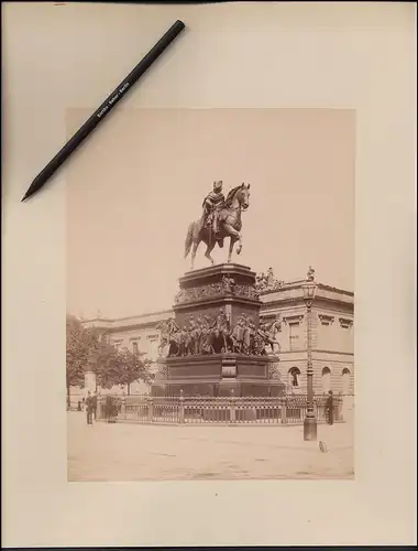 Fotografie F. Albert - Artist. Phot. Gesellschaft Berlin, Ansicht Berlin, Unter den Linden, Statue Friedrich der Grosse