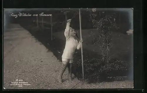 AK Prinz Wilhelm von Preussen beim Spiel im Garten