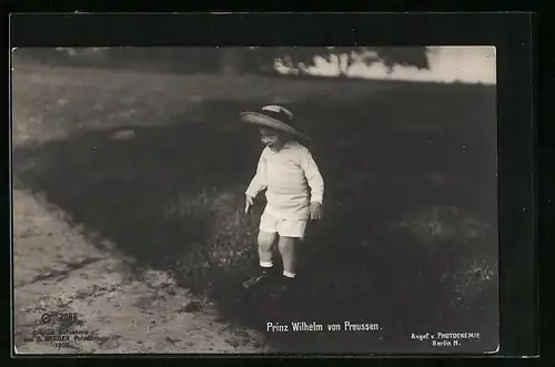 AK Prinz Wilhelm von Preussen mit Strohhut im Garten