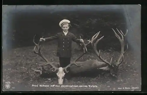 AK Prinz Wilhelm von Preussen mit den Jagdtrophäen seines Vaters