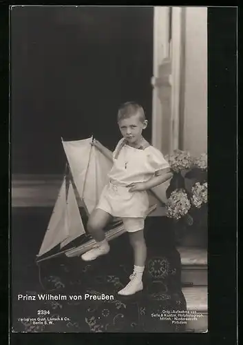 AK Prinz Wilhelm von Preussen mit seinem Spielzeugschiff neben Hortensien