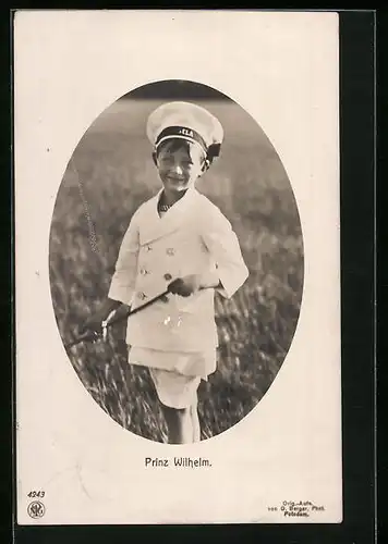 AK Prinz Wilhelm von Preussen in weisser Marinekleidung auf einem Feld