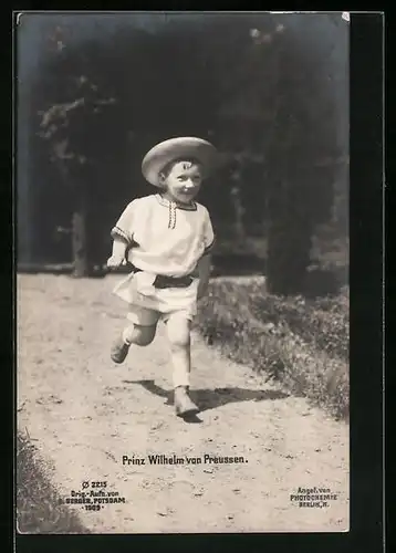 AK Prinz Wilhelm von Preussen läuft mit Strohhut über einen Weg