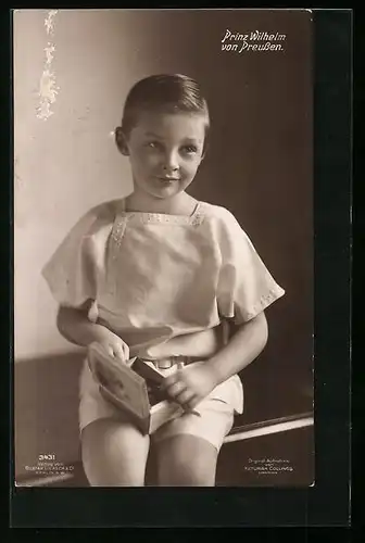 AK Prinz Wilhelm von Preussen in Sommerkleidung mit Zigarrenkiste