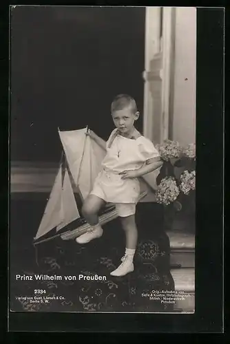 AK Prinz Wilhelm von Preussen mit Spielzeugschiff auf einer Treppe