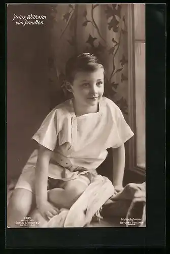 AK Prinz Wilhelm von Preussen hockt in Sommerkleidung auf einer Fensterbank