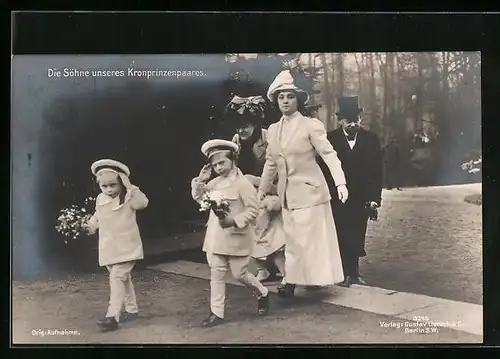 AK Die Söhne des Kronprinzenpaares salutieren