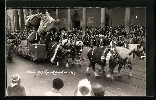 AK München, Faschingszug 1953 - Vierspänner mit Pappmachefigur und Fässern