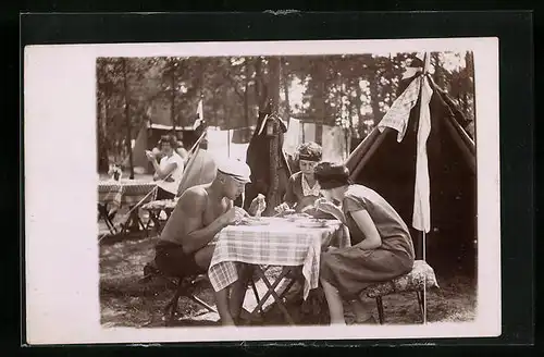 AK Junge Menschen essen an einem Klapptisch vor ihrem Zelt