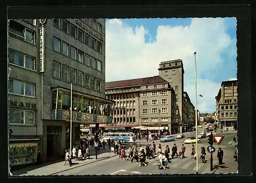 AK Pforzheim, Leopoldplatz mit Passanten