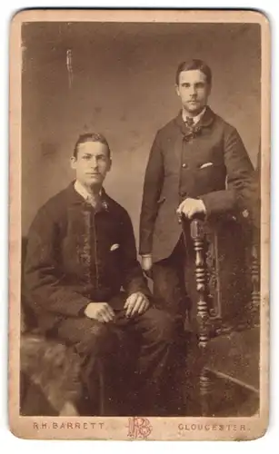 Fotografie R. H. Barrett, Gloucester, George Street, Zwei junge Männer in zeitgenössischen Anzügen mit Einstecktüchern
